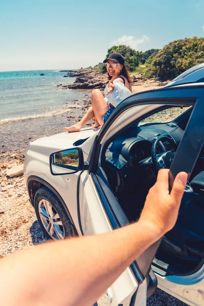 Ich Perspektive Mann Schließt Tür Des Autos Frau Sitzt Auf — Stockfoto