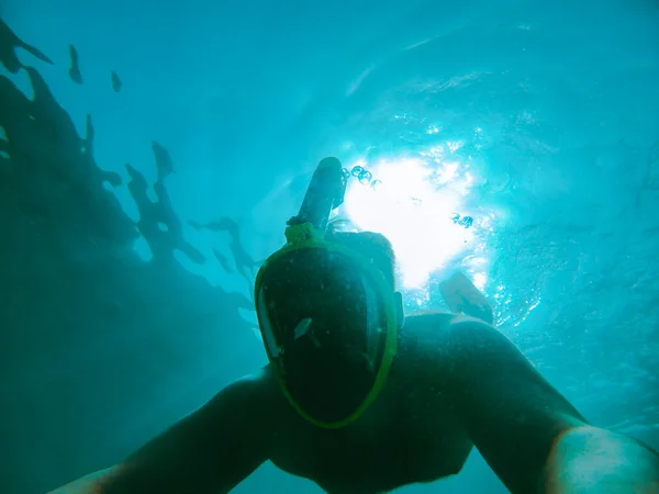 Hombre Nadando Bajo Agua Con Snorkeling Almizcle Verano Mar Vacaciones — Foto de Stock