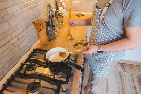 Hombre Cocinando Panqueques Cocina Espacio Copia — Foto de Stock