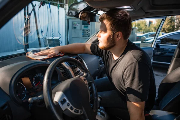İçerideki oto koltuklarının kuru temizleme