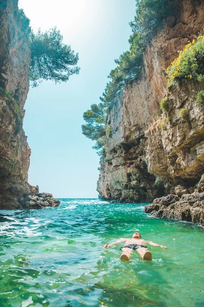 Jongeman Zwemmen Terug Zee Afstand Tussen Kliffen Zomer Tijd Kopiëren — Stockfoto