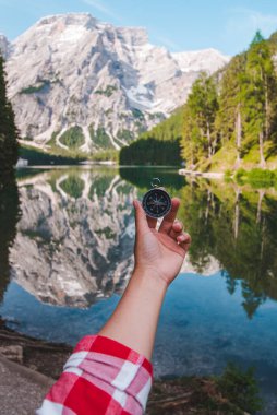 Arka planda dağ gölü manzaralı el ele tutuşmalar. yürüyüş kavramı