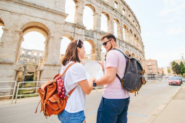 Pula Hırvatistan 'da kolezyumun önündeki mutlu çift. seyahat kavramı
