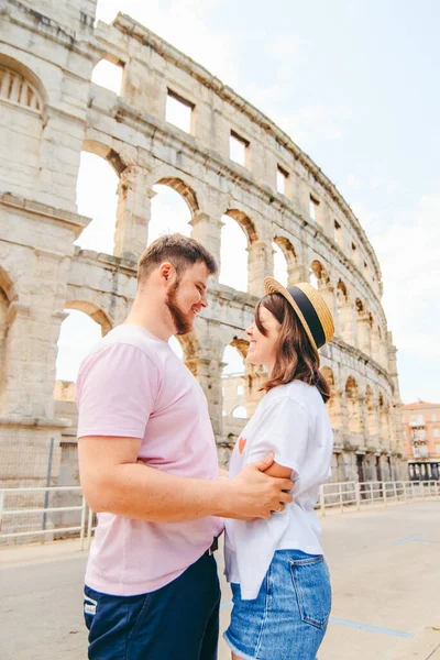 Gelukkig Mooi Koppel Voor Het Colosseum Pula Kroatië Reisconcept — Stockfoto