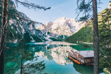 Alp Dağları 'ndaki ahşap tekne istasyonu manzarası