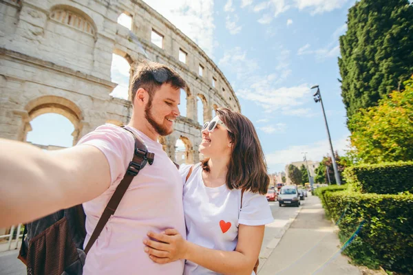 Gelukkig mooi paar in de voorkant van colosseum in Pula Kroatië — Stockfoto