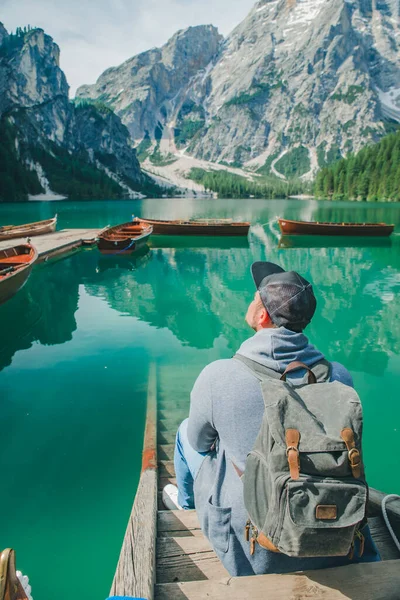 Człowiek z plecakiem patrząc na wspaniały widok na jezioro górskie — Zdjęcie stockowe