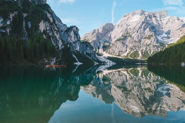 Krajina pohled na alpské jezero — Stock fotografie