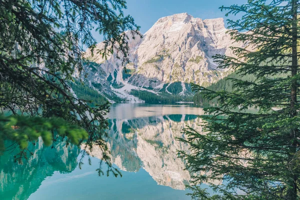 Krajina pohled na alpské jezero — Stock fotografie