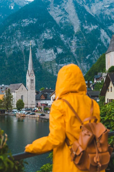 Frau Gelbem Regenmantel Blickt Auf Hallstatter Stadtpanorama — Stockfoto