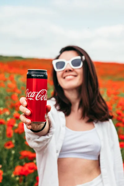 Lwów Ukraina Czerwca 2020 Kobieta Pijąca Coca Colę Stojąca Polu — Zdjęcie stockowe
