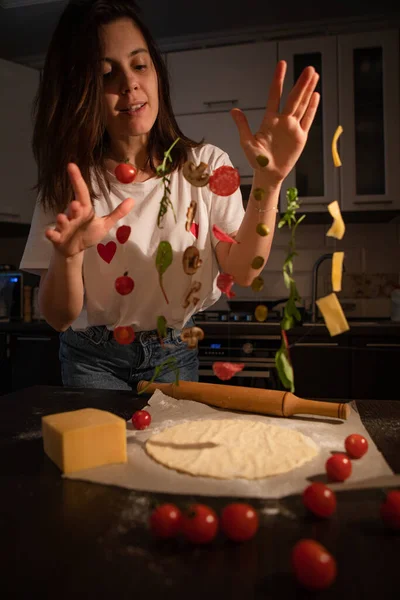 Kobieta Produkująca Pizzę Jak Grzyby Salami Ser Oliwek Zamarza Powietrzu — Zdjęcie stockowe