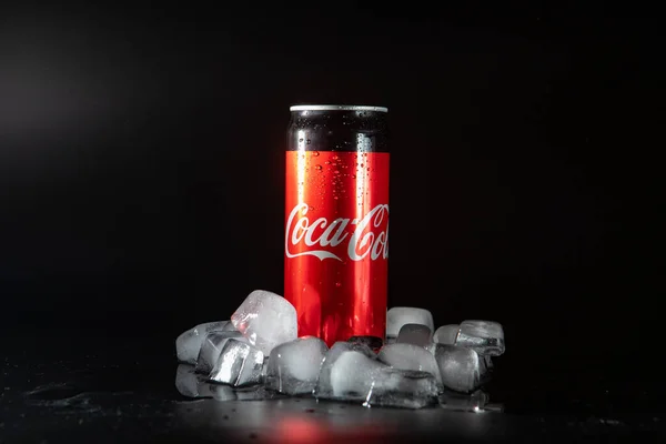 Lviv Ucraina Maggio 2020 Lattina Coca Cola Metallica Nel Ghiaccio — Foto Stock