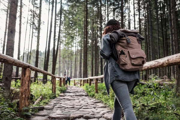 Escursionista Donna Piedi Sentiero Pietra Nella Foresta Con Zaino — Foto Stock