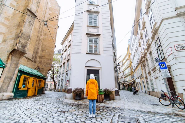 Donna Impermeabile Giallo Vienna Città Strada Concetto Viaggio Copia Spazio — Foto Stock