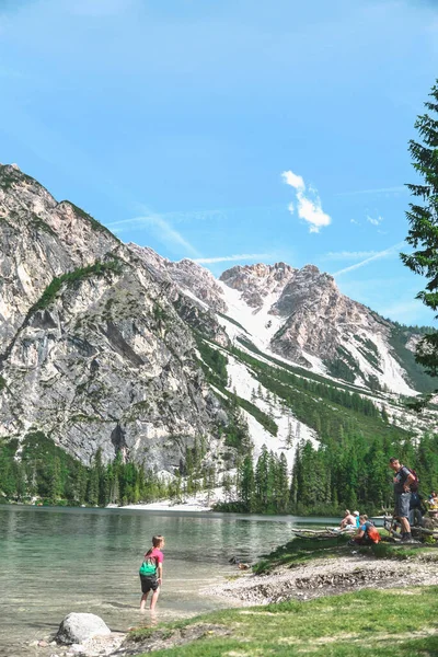 Braies Italia Giugno 2019 Persone Che Camminano Spiaggia Lago Montagna — Foto Stock