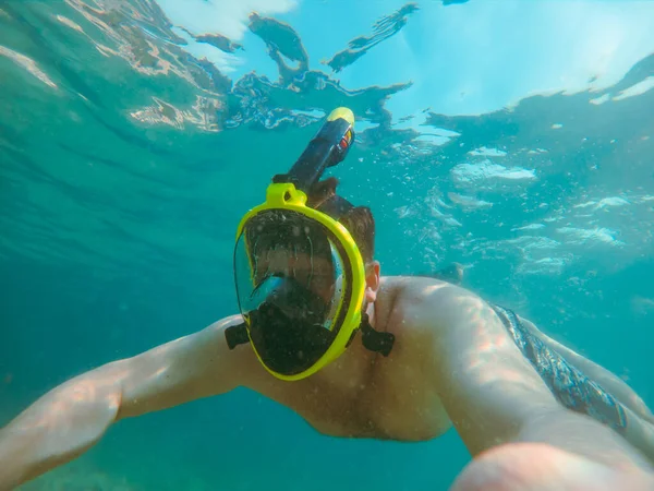 Man Met Snorkelmasker Onderwater Zomer Zee Vakantie Helder Transparant Water — Stockfoto