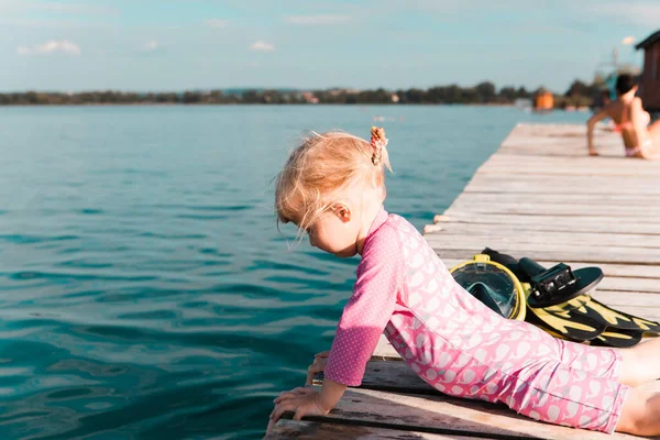 Kleines Mädchen Holzsteg Sommersee Urlaubskonzept — Stockfoto