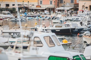 ROVINJ, CROATIA - 8 Haziran 2019: Yazın tekneli şehir limanı manzarası. seyahat kavramı