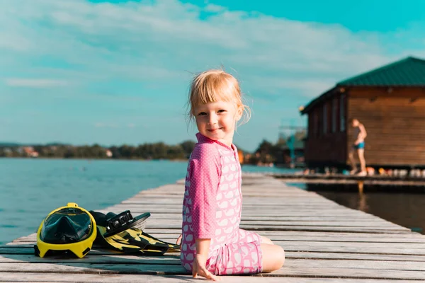 Kleines Mädchen Holzsteg Sommersee Urlaubskonzept — Stockfoto