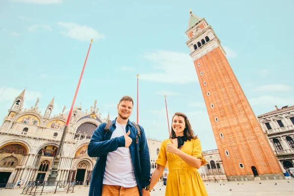 Пара Большим Пальцем Вверх Святой Марки Площади Venice Италии Летние — стоковое фото