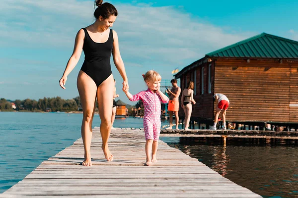 Junge Lächelnde Frau Mit Kleinem Mädchen Holzsteg Seestrand Sommerzeit Sonniger — Stockfoto