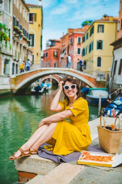 Жінка Сидить Ставку Видом Венеціанський Канал Їсть Місце Копіювання Піци — стокове фото