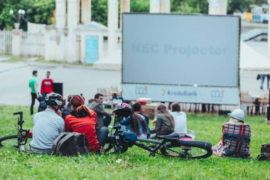 LVIV, UKRAINE - 12 Temmuz 2019: İnsanlar açık hava sinemasını izlemek için şehir parkında toplandı.