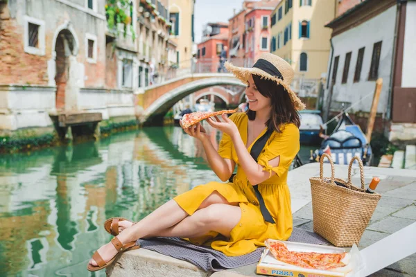 Жінка Сидить Ставку Видом Венеціанський Канал Їсть Місце Копіювання Піци — стокове фото