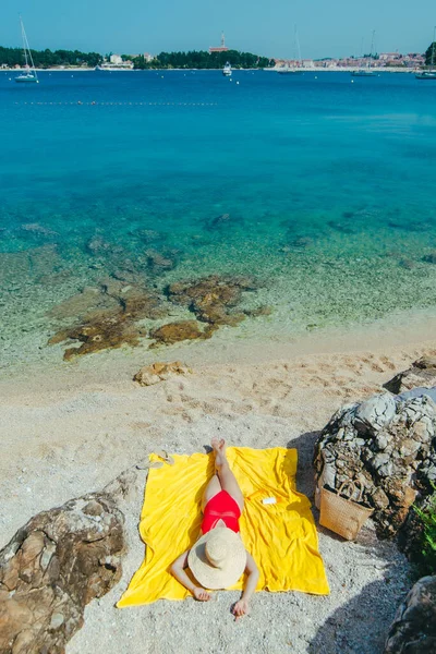 Frau Sonnt Sich Einem Sonnigen Tag Strand Sommerferienkonzept — Stockfoto