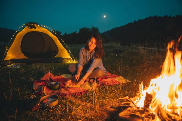Young Pretty Woman Sitting Ground Front Fire Cooking Dinner Yellow — Stock Photo, Image