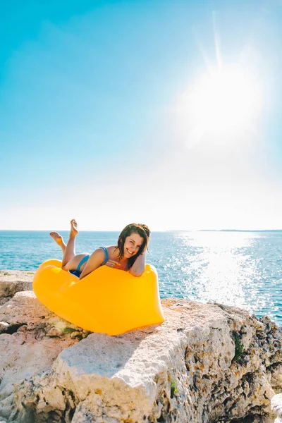 Glimlachende Vrouw Aan Zee Strand Gele Luchtbank Vakantie Concept — Stockfoto