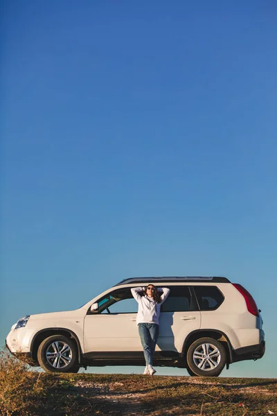 Γυναίκα Casual Ρούχα Στέκεται Κοντά Λευκό Suv Αυτοκίνητο Οδικό Ταξίδι — Φωτογραφία Αρχείου