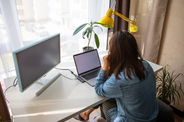 Mujer Que Trabaja Ordenador Portátil Casa Oficina Teletrabajo Remotamente —  Fotos de Stock