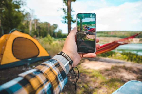 Muž Fotit Telefon Žen Ležících Houpací Síť Turistické Tábora Koncept — Stock fotografie