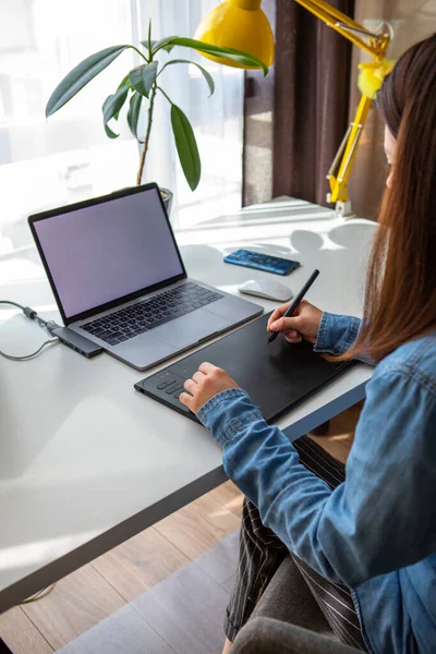 Mulher Trabalhando Laptop Casa Escritório Com Tablet Gráfico Teletrabalho Remotamente — Fotografia de Stock