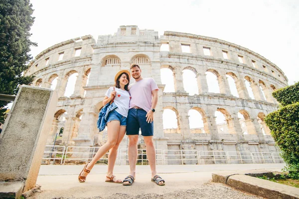 Felice Bella Coppia Fronte Coliseum Pola Croazia Concetto Viaggio — Foto Stock