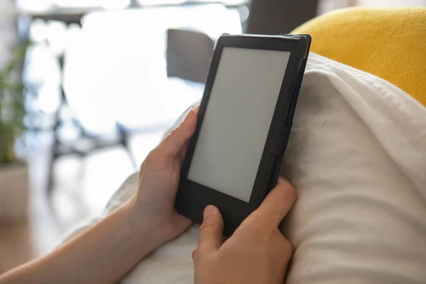 Electronic Book Empty Screen Woman Hands Laying Bed — Stock Photo, Image