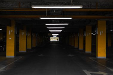 Şehir merkezinin altındaki yeraltı otoparkının manzarası