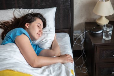 Beyaz arka planda uyuyan bir kadın. Genç kadınlar. evcil yaşam