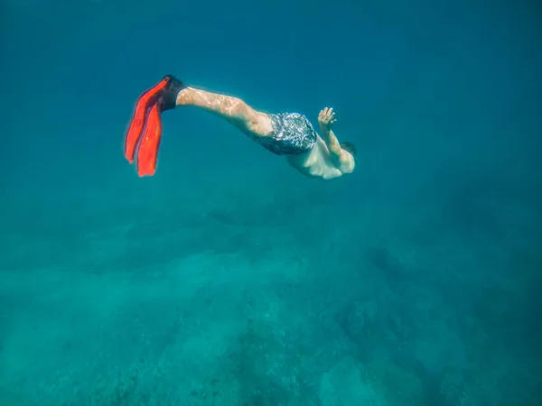 Man Onderwater Flippers Zoek Naar Zeebodem Zomer Strand Vakantie — Stockfoto