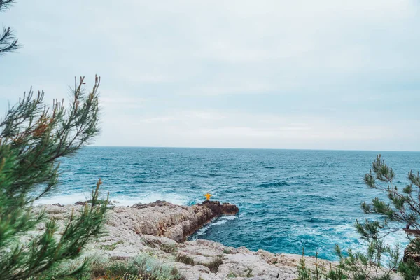 Kaya Tarafından Fırtınalı Denize Yürüyen Bir Adam Boşluğu Kopyala — Stok fotoğraf