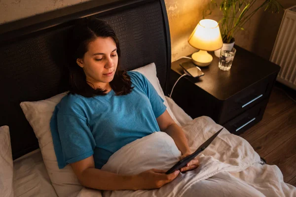 Young Woman Reading Electronic Book Night Light Lamp Copy Space — Stock Photo, Image