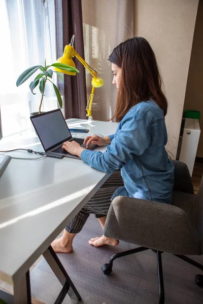 Женщина Работает Ноутбуке Домашнем Офисе Удаленная Работа Remotely — стоковое фото