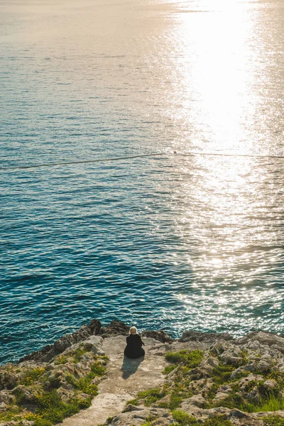 Mulher Sentada Praia Mar Apreciando Beleza Pôr Sol Espaço Cópia — Fotografia de Stock