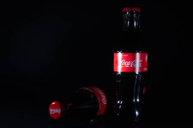 Lviv, Ukrayna - 21 Mayıs 2020: İki şişe siyah arkaplanlı siyah Coca Cola