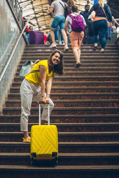 Женщина Тянет Вверх Лестнице Тяжелый Желтый Чемодан Колесах Концепции Путешествия — стоковое фото