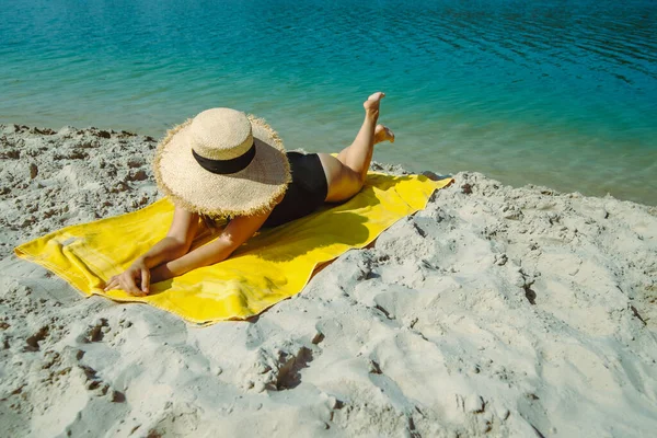 Frau Liegt Auf Gelber Decke Und Sonnt Sich Sandstrand — Stockfoto