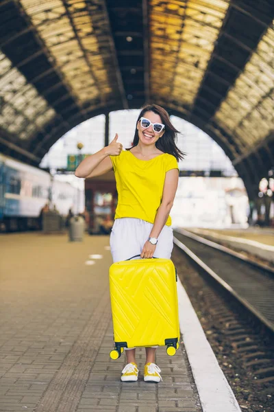 Улыбающаяся Потрясающая Женщина Желтым Чемоданом Колесах Железнодорожном Вокзале — стоковое фото