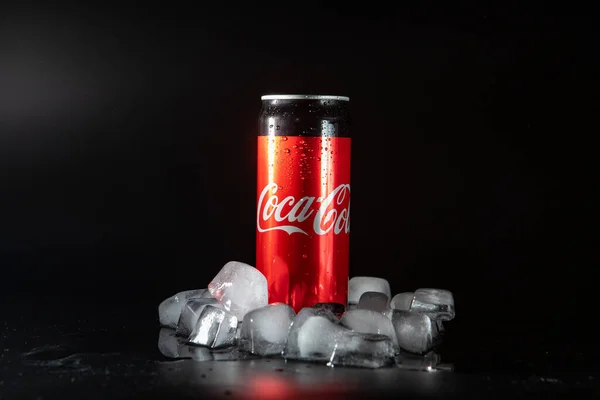 Lviv Ucrânia Maio 2020 Lata Metal Coca Cola Gelo Fundo — Fotografia de Stock